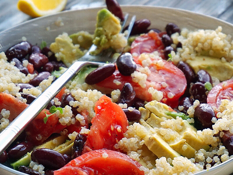 Салат из красной фасоли с авокадо и кинуа