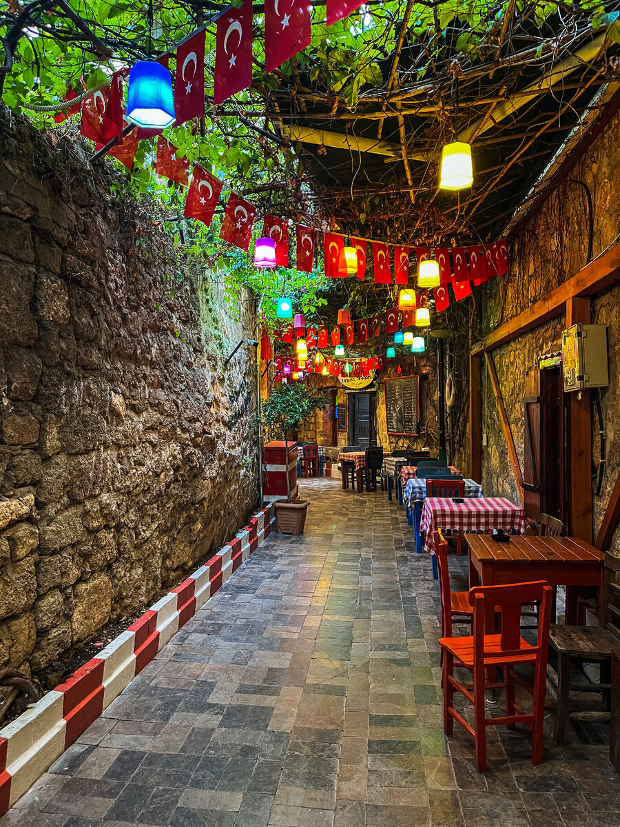 Калеичи (Kaleici). Старый город в Анталии, Турция. Это исторический центр города, расположенный на территории, где раньше находился город Атталея. В Калеичи можно увидеть множество исторических зданий, узкие улочки и старинные мечети, которые сохранились до наших дней.