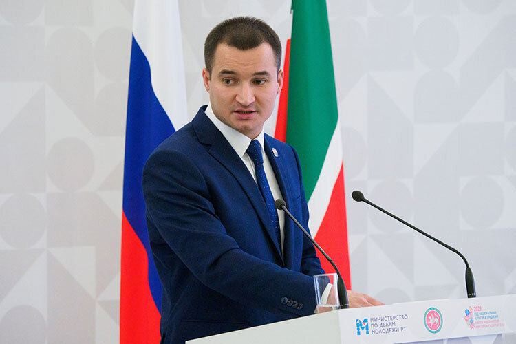    По словам Садыкова, сейчас у минмолодежи два самых важных направления в работе — это программы патриотического воспитания и профилактики «социально-негативных явлений»