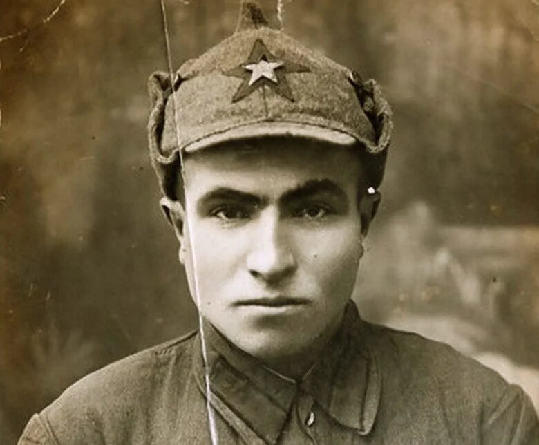 Это Семён Гитлер, героический красноармеец. Погиб при обороне Севастополя