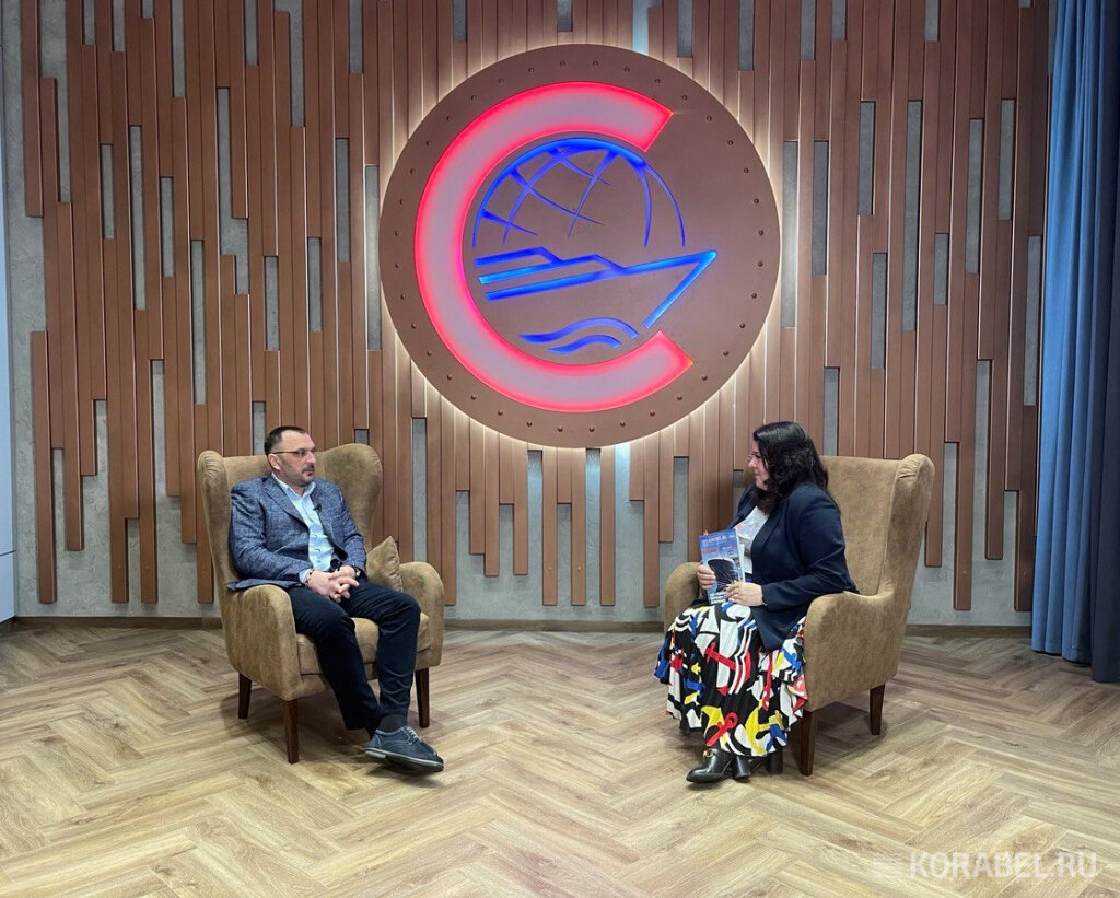 Виктория Корабеловна на интервью с генеральным директором "Красного Сормова" Михаилом Першиным / Фото: Корабел.ру  📷
