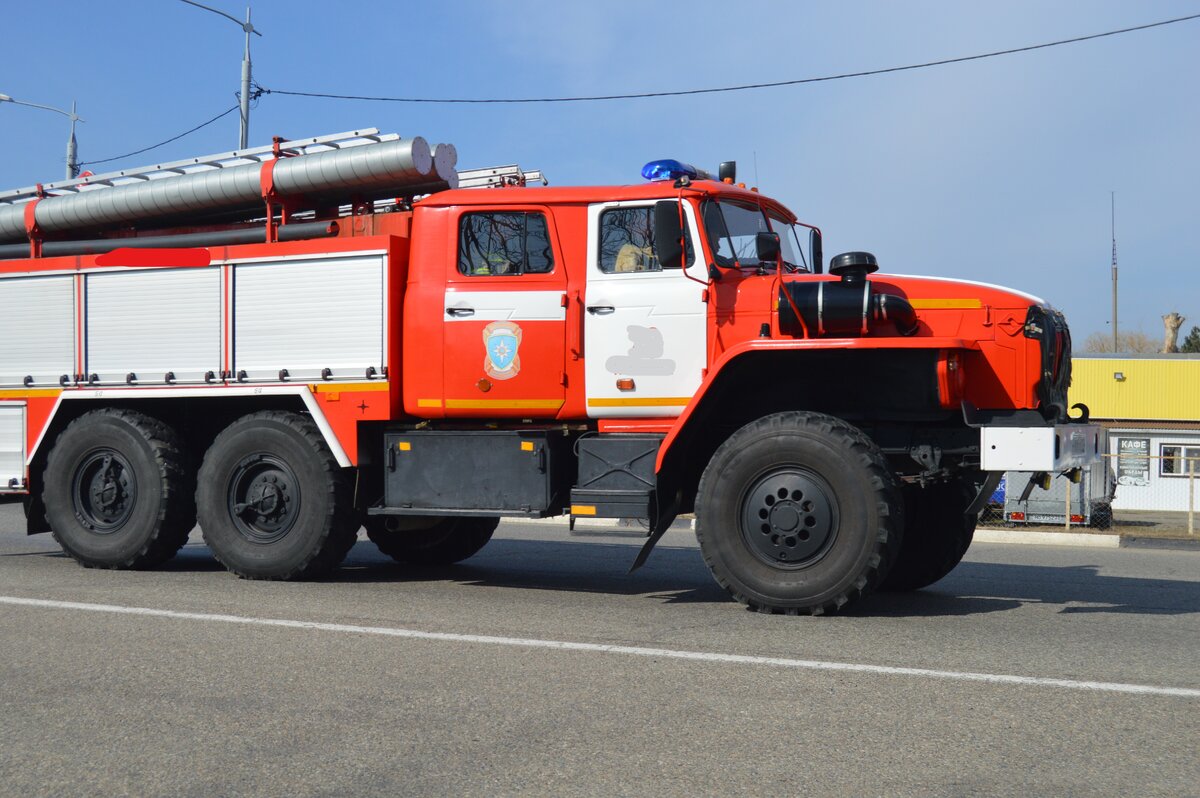 Фото автора. 03.03.2023. Пожарная машина. Назовите на базе какой машины она создана?