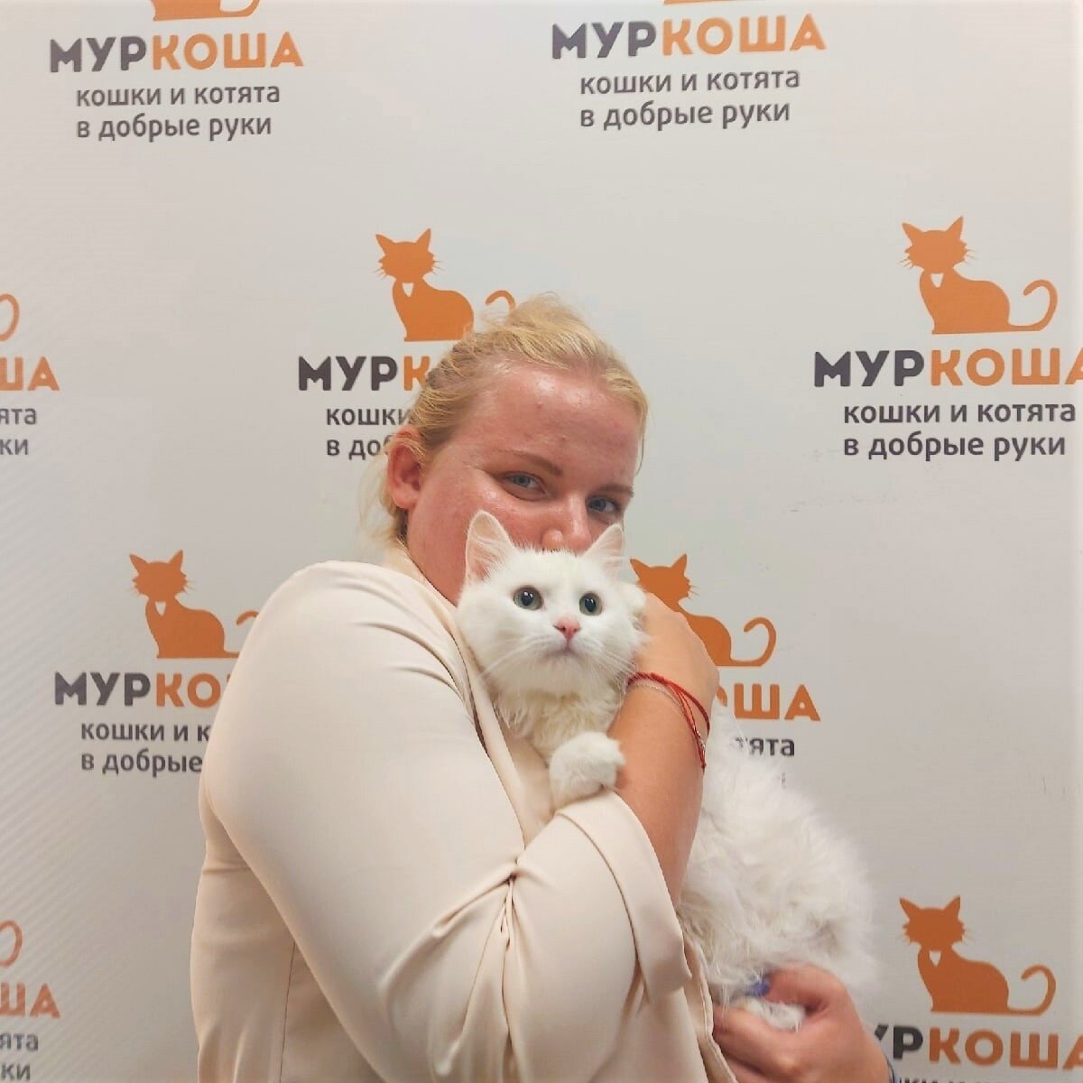 Белоснежный Снуф с грустными глазами стал любимым домашним львёнком ...