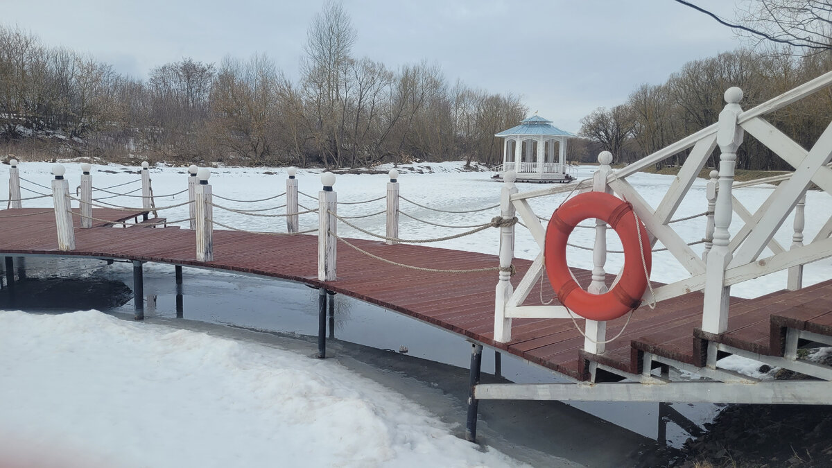 Прогулочная зона вокруг пруда в парке мельниц. Село Красниково