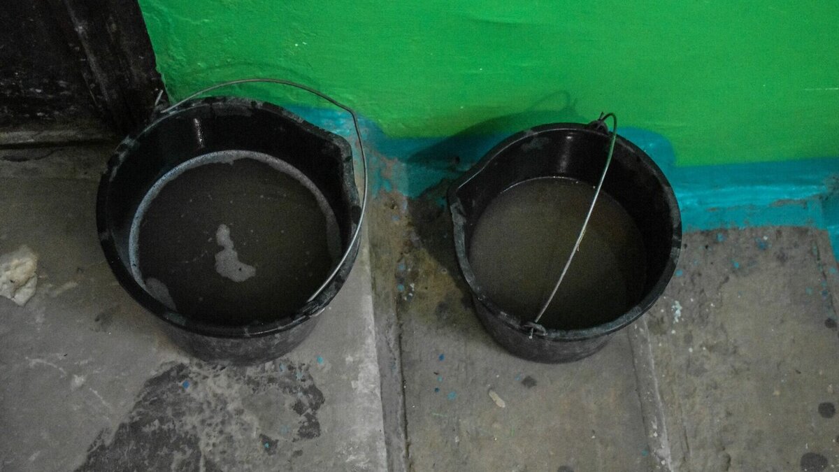     Жители дома в микрорайоне Утешево боятся жить в своих квартирах. Тюменцы опасаются обрушения кладки здания — часть кирпичей выдавило из стены так, что она приняла форму колеса.