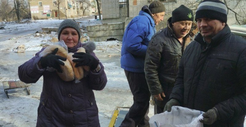    Жителям разрушенной войной Попасной привезли продуктовые наборы. В городе остаются более 250 человек