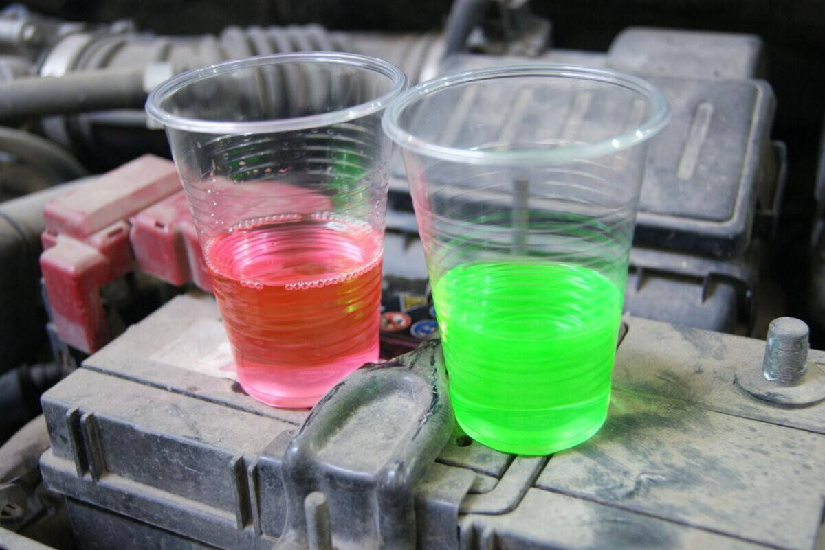Красный и зеленый антифризы являются двумя основными типами жидкостей для охлаждения двигателя автомобиля.