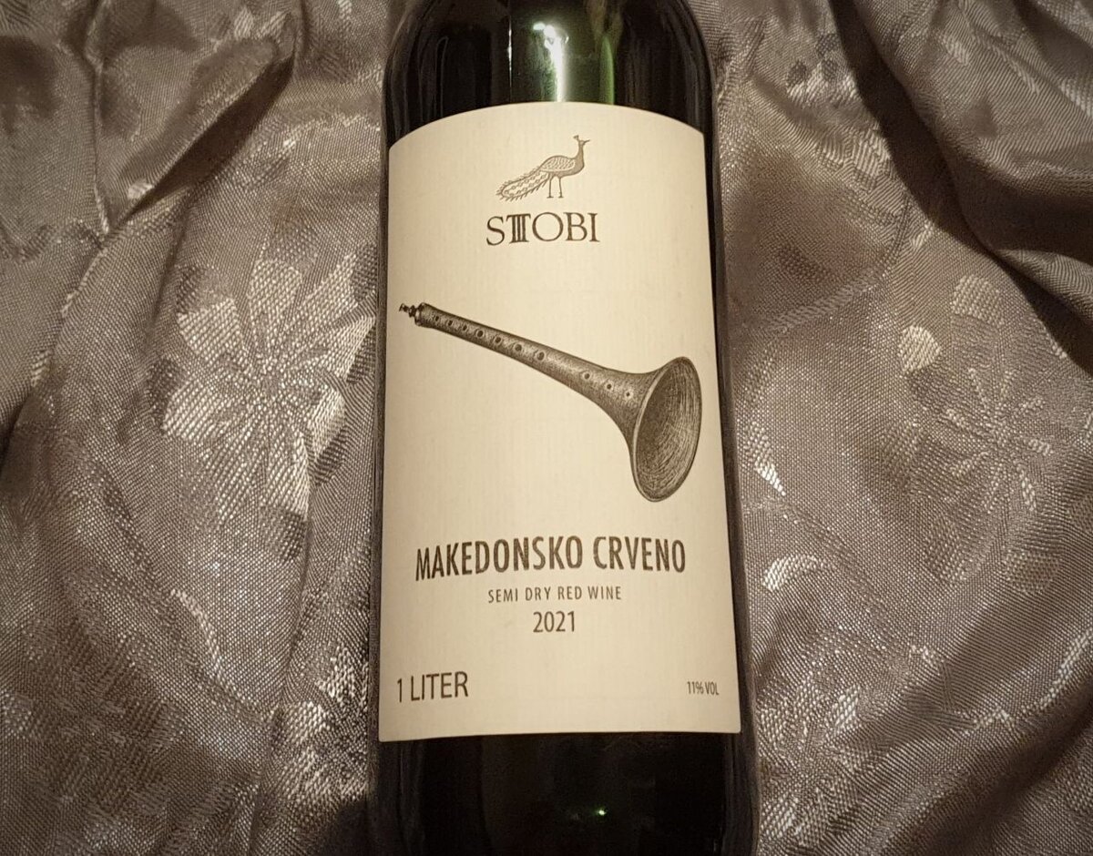 Македонские вино в литровойбутылке