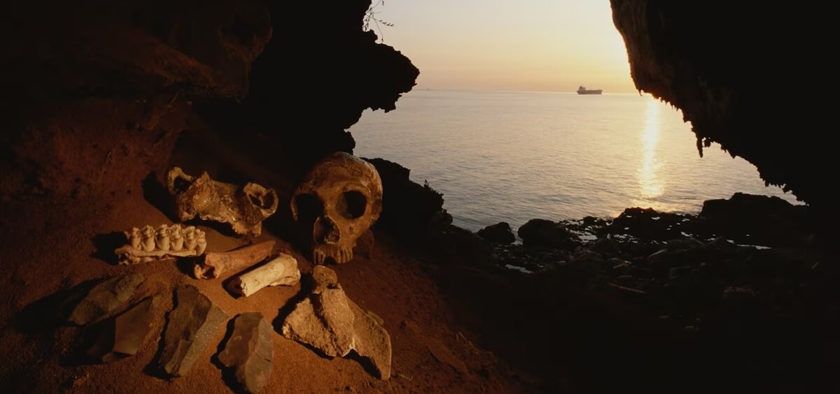 Череп женщины-неандертальца покоится рядом с другими останками неандертальца, обнаруженными в пещере Горэма. Этот археологический памятник, расположенный на восточной стороне Гибралторской скалы, дал важные сведения о жизни неандертальцев.