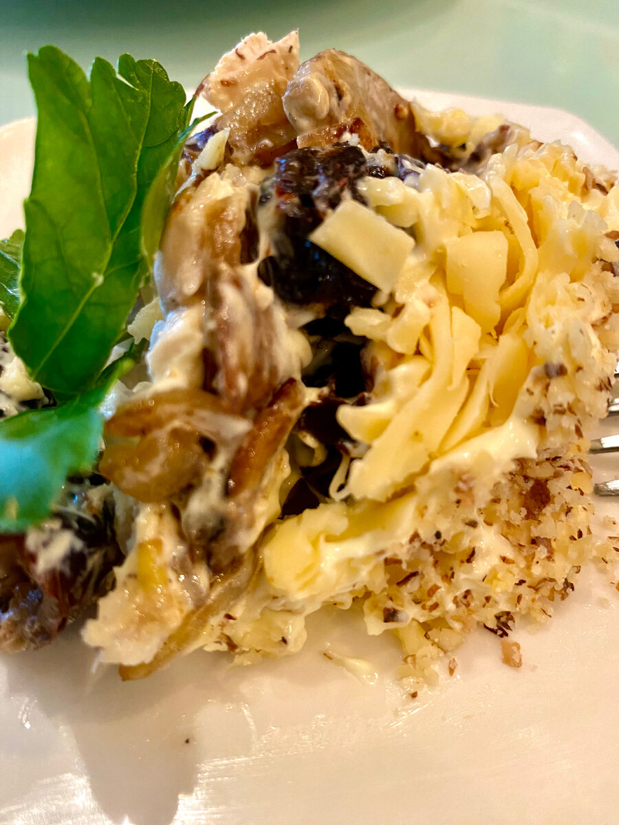 Курица в сметане с черносливом. Салат с курицей шампиньонами черносливом. Салат с черносливом и куриной грудкой и грецкими. Салат с грибами. Рецепт курица с грибами и черносливом.