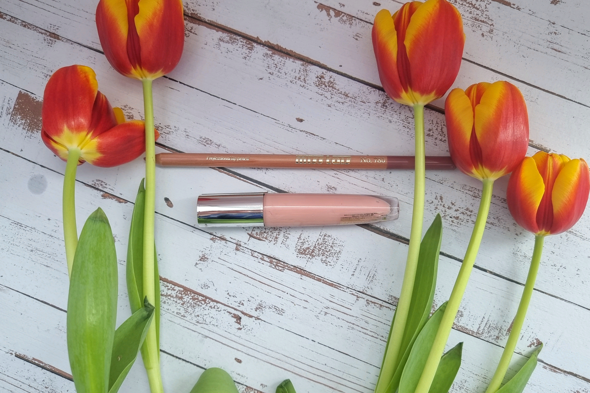 Т.к. я пользуюсь прозрачными или нюдовыми блесками, в пару к ним выбираю карандаш Miss Tais в оттенке 780 (нюдово-бежевый), он на полутон темнее родного цвета моих губ