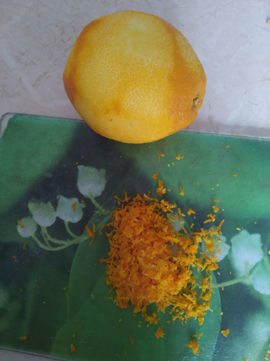 Натерла цедру ее надо разделить на две половины