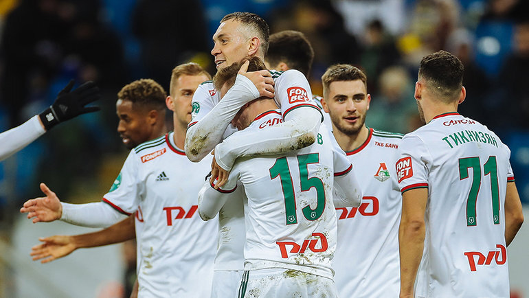   Артем Дзюба с одноклубниками.ФК «Локомотив»
