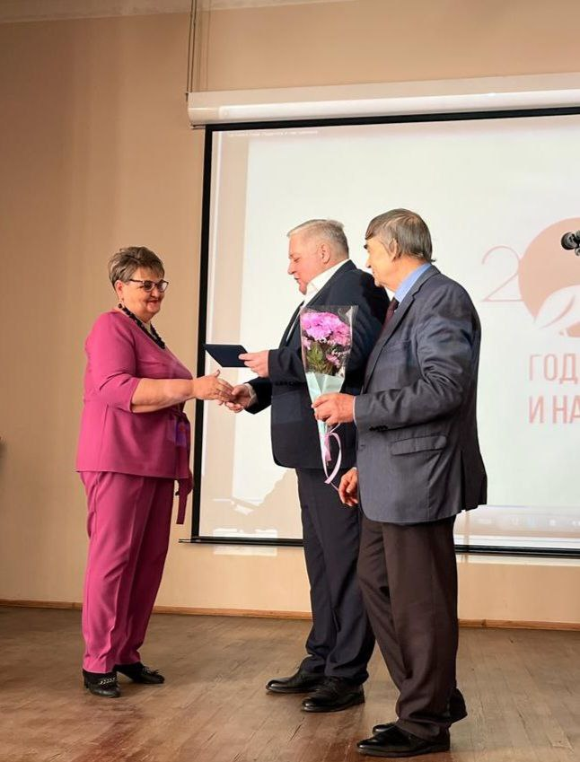 Ирина Брыксина получает благодарственное письмо от главы районы. 