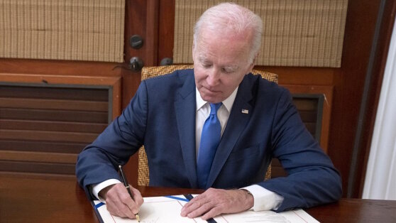    Президент США продлил на год санкции против Ирана Анна Оленькова