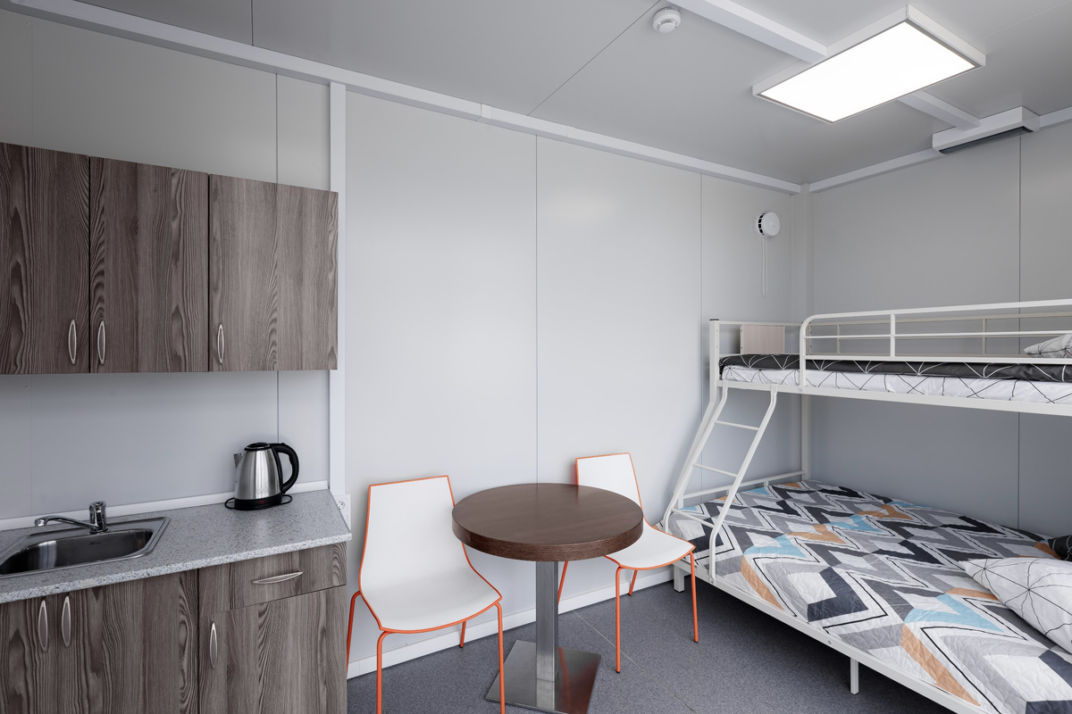 Каждый номер оснащен всем необходимым – мебелью, мини-кухней, душевой кабиной, туалетом, современными обогревателями, кондиционером, энергосберегающими LED-светильниками и розетками с защитой.