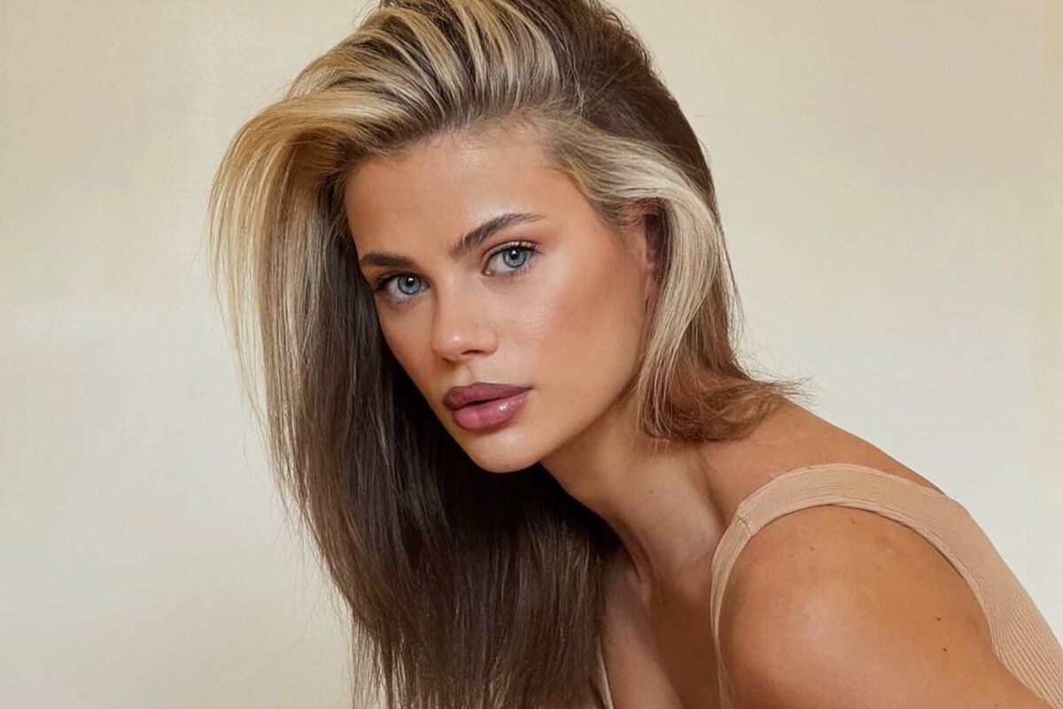     Опустила сарафан-сетку, обнажив бедра: невестка Кристины Орбакайте совершила дерзкую выходку на пляже в США