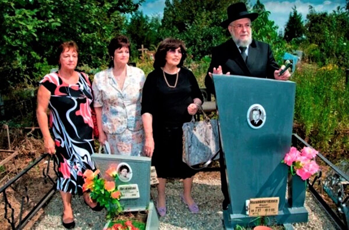 Главный раввин Тель-Авива И.М. Лау возле могилы своего спасителя - ростовского ученого Ф.Ф. Михайличенко. Фото из открытых источников.