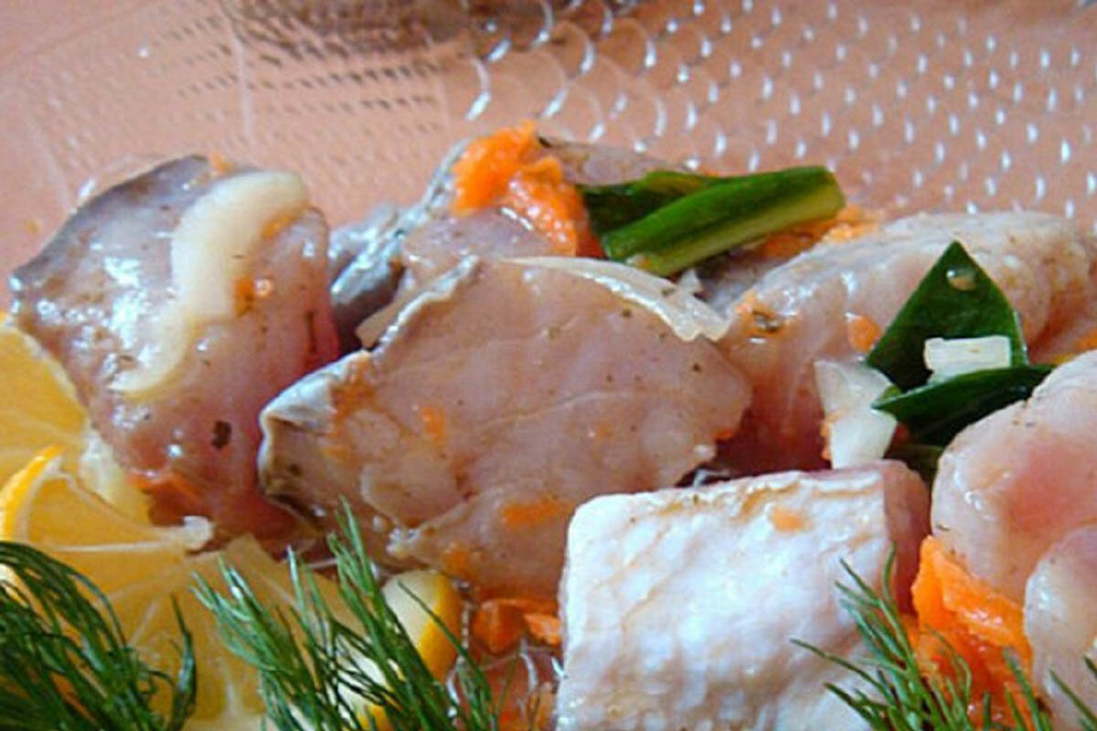 Толстолобик рецепт в масле с луком. Маринованный толстолобик. Маринованная рыба толстолобик. Толстолобик соленый. Рыба маринованная толстолоб.
