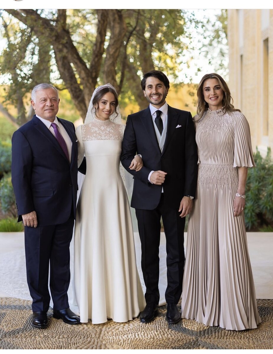 Слева направо: отец невесты Король Абдулла, невеста и жених, будущая теща- мама невесты королева Рания
