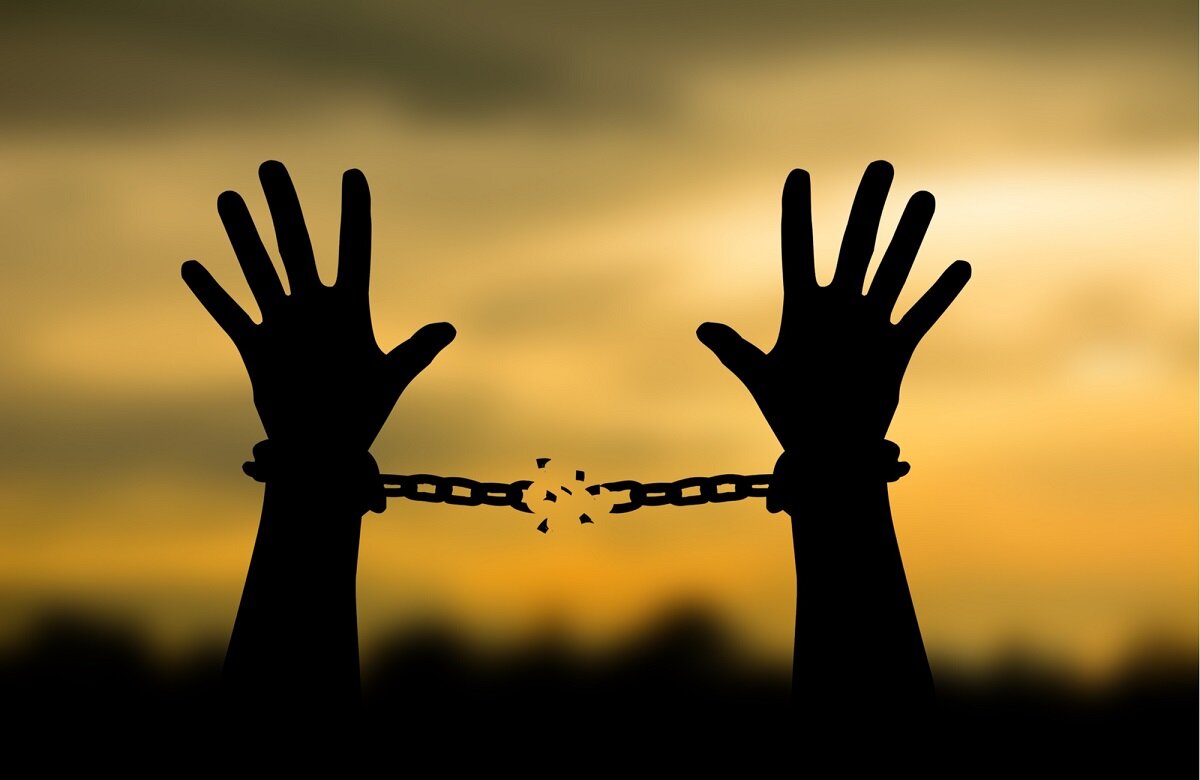 Христианство основано на факте воскресения Иисуса Христа. Все другие религии кончаются во гробах, в мавзолеях, и лишь одно христианство может указать на пустой гроб воскресшего Христа.-3