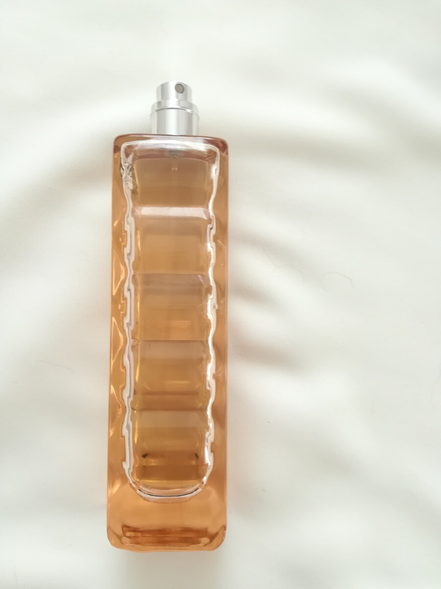 2009 г. Цветочные. Верхняя нота: красное яблоко; средние ноты: африканский апельсиновый цвет и белые цветы; базовые ноты: ваниль, сандал и оливковое дерево.