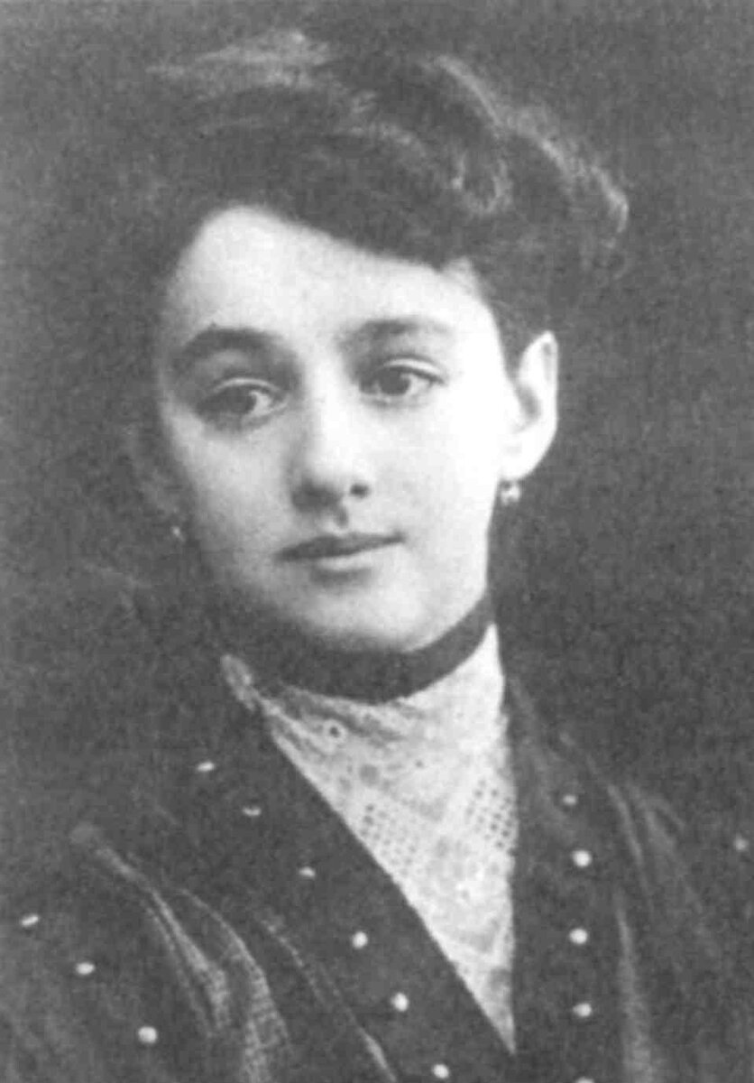 Люся Нюренберг, будущая Елена Булгакова. Рига. 1907 г. 
Источник: http://bulgakov.lit-info.ru/