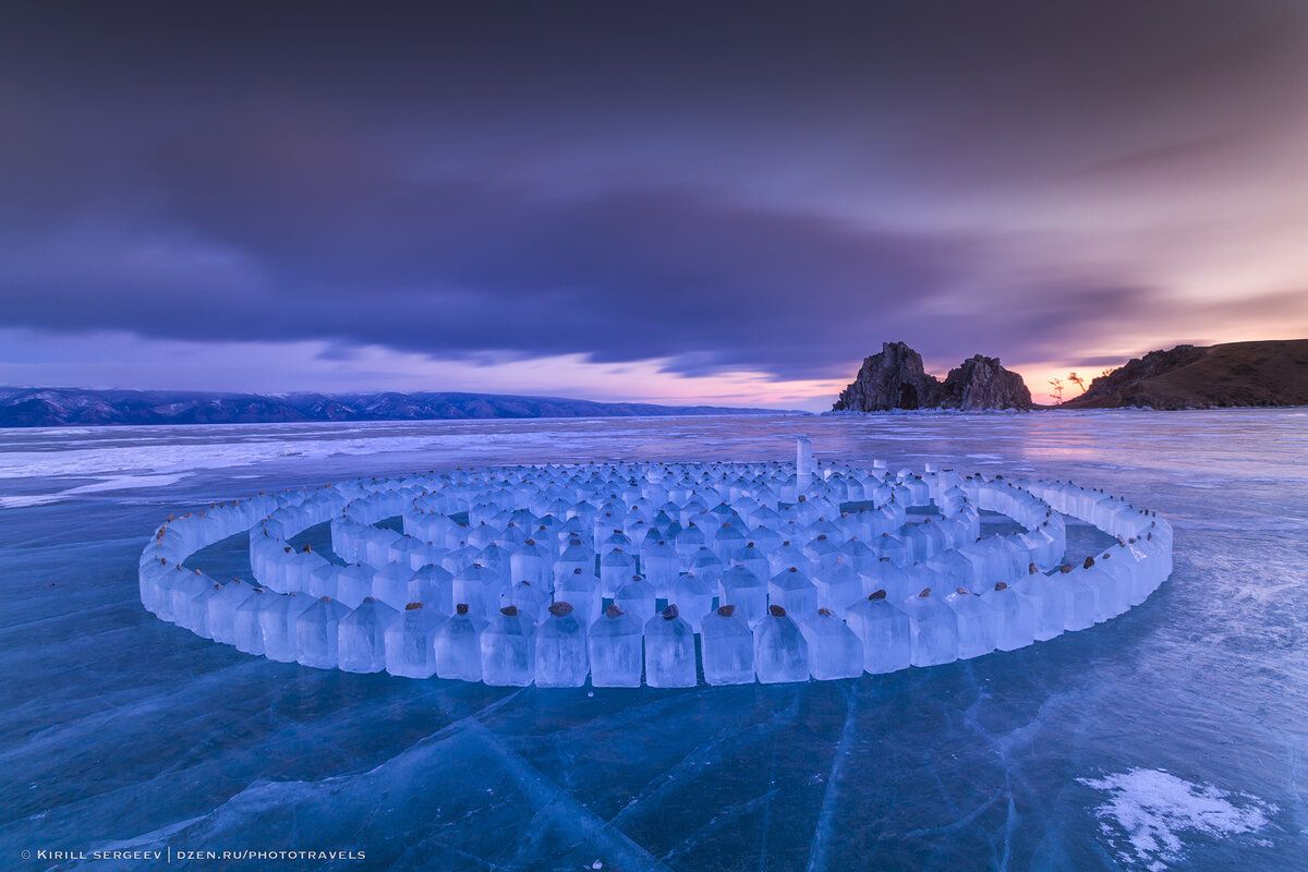 Ледяной арт-объект в предрассветный час