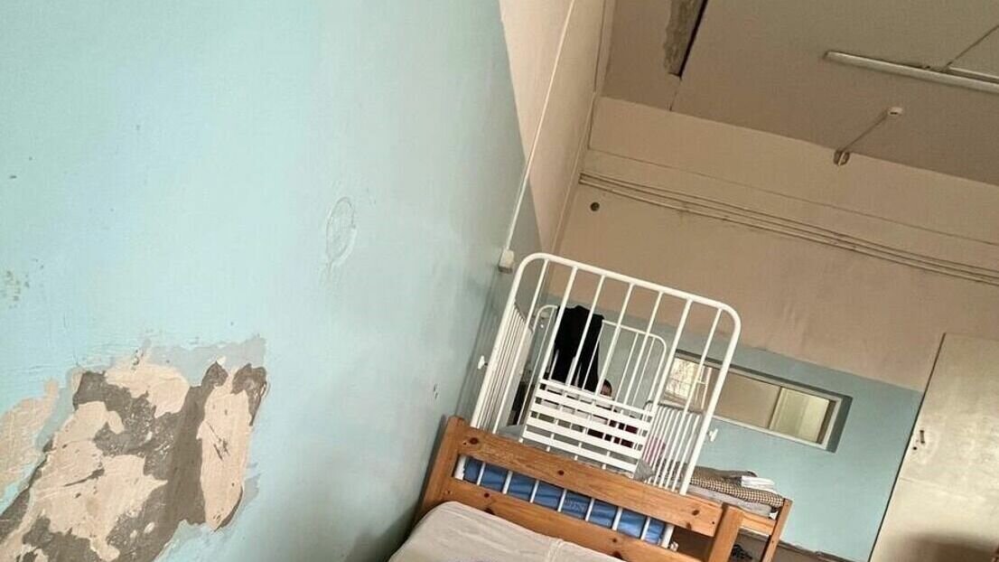     Жители Котово Волгоградской области массово начали жаловаться в соцсетях на состояние детского инфекционного отделения местной ЦРБ. В медучреждении, как сообщает телеграм-канал «Общественный контроль города Котово», крошится потолок, износились трубы, сыплется штукатурка и якобы даже бегают грызуны.