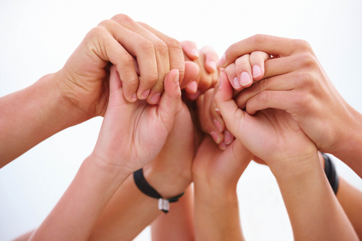 Дружба всегда поможет. Руки поддержка. Поддержка ладони. Рука поддерживает. Поддержка человека.