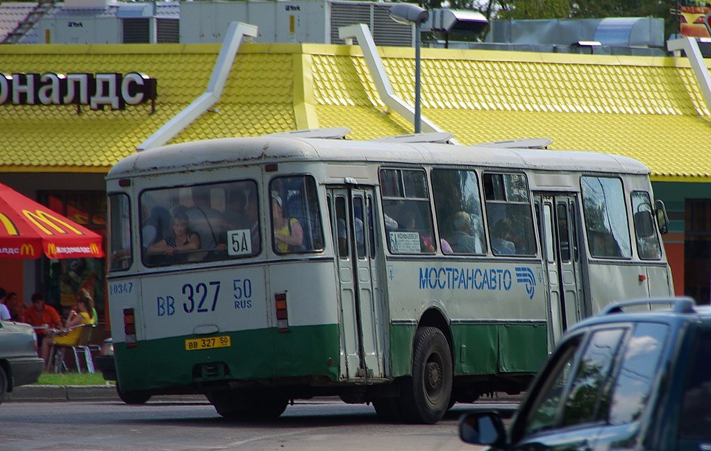    Узнаваемый крен ЛиАЗа в поворотах - результат применения пневморессорной подвески.Svetlov Artem, Wikipedia