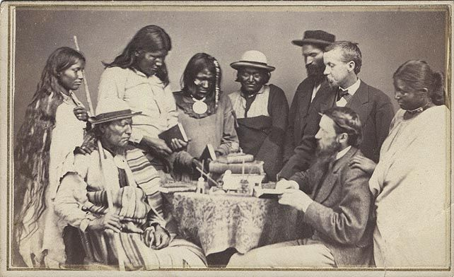 Мескалеро и индейский агент Кертис. Разные группы мескалеро в начале 1870-х годов были прикреплены к  агентству форт  Стэнтон, Нью-Мексико, откуда они регулярно совершали набеги в Техас и Мексику. Всего там было в 1872 году 850 мескалеро,  440 агуа нуэва (смешанные группы мескалеро и липан), 350 липан, 310 чихенне-чирикауа (включая знаменитого Нану). Кроме того, некоторые группы мескалеро и смешанные группы мескалеро и липан проживали в Техасе. В одной из таких групп находился Герман Леман (мескалеро или мескалеро-липан).  