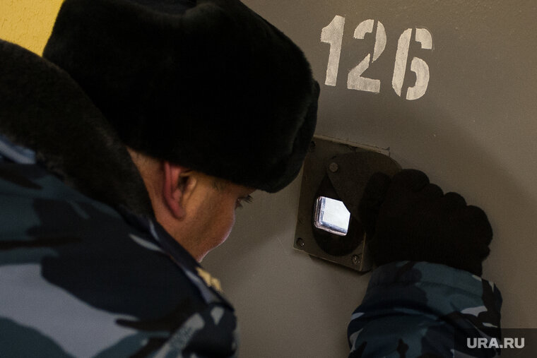    Заключенные помешали надзирателям проводить проверку