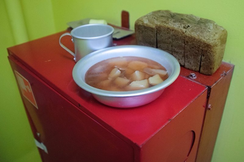 Хлеб повара сразу нарезают чтобы если есть напильник во внутри сразу его перерезать и некто не збежит. Если кому интересно это суп с клёцками.