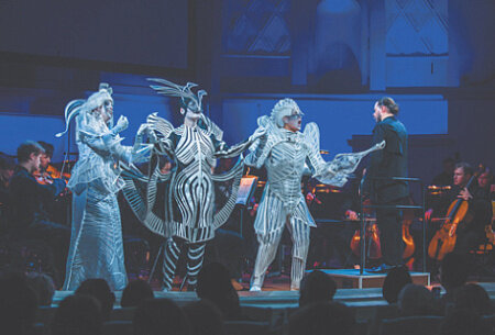 Герои античного мифа предстали не то героями «Пятого элемента», не  то персонажами театра кабуки, но в костюмах по мотивам техники оригами.   Фото Московской филармонии