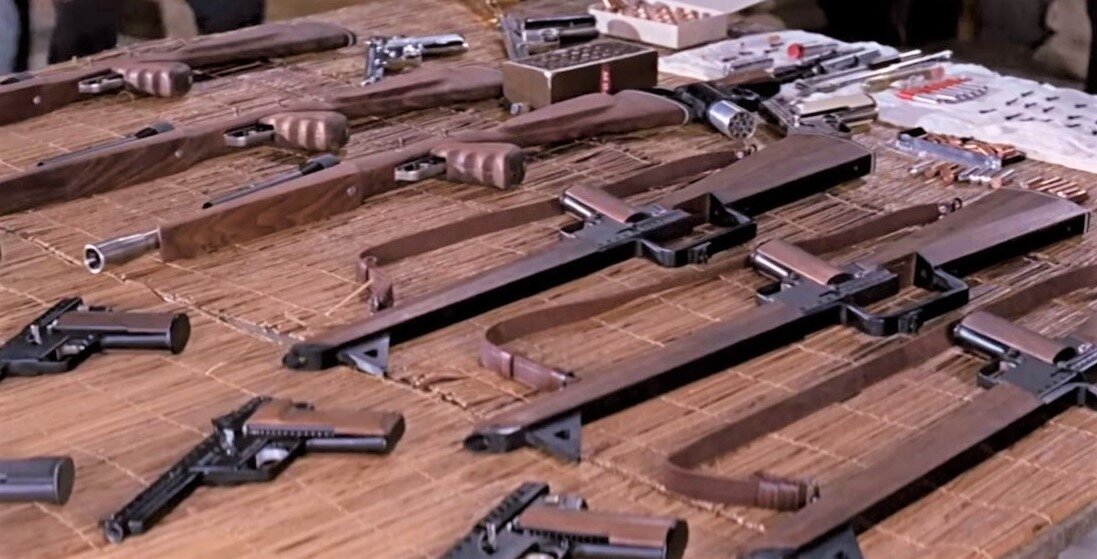 Пистолеты и карабины Гироджет в х/ф Живешь только дважды (1967).