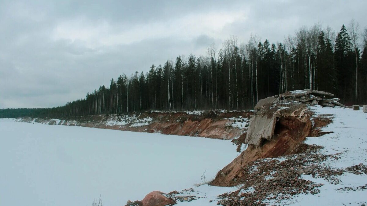     С 2021 года жители Всеволожского района выступают против строительства мусорного комплекса на карьере Дубровка. Разбираемся, в чем особенность проекта, как живут люди в соседних поселках и отличаются ли подобные КПО от обычных свалок.