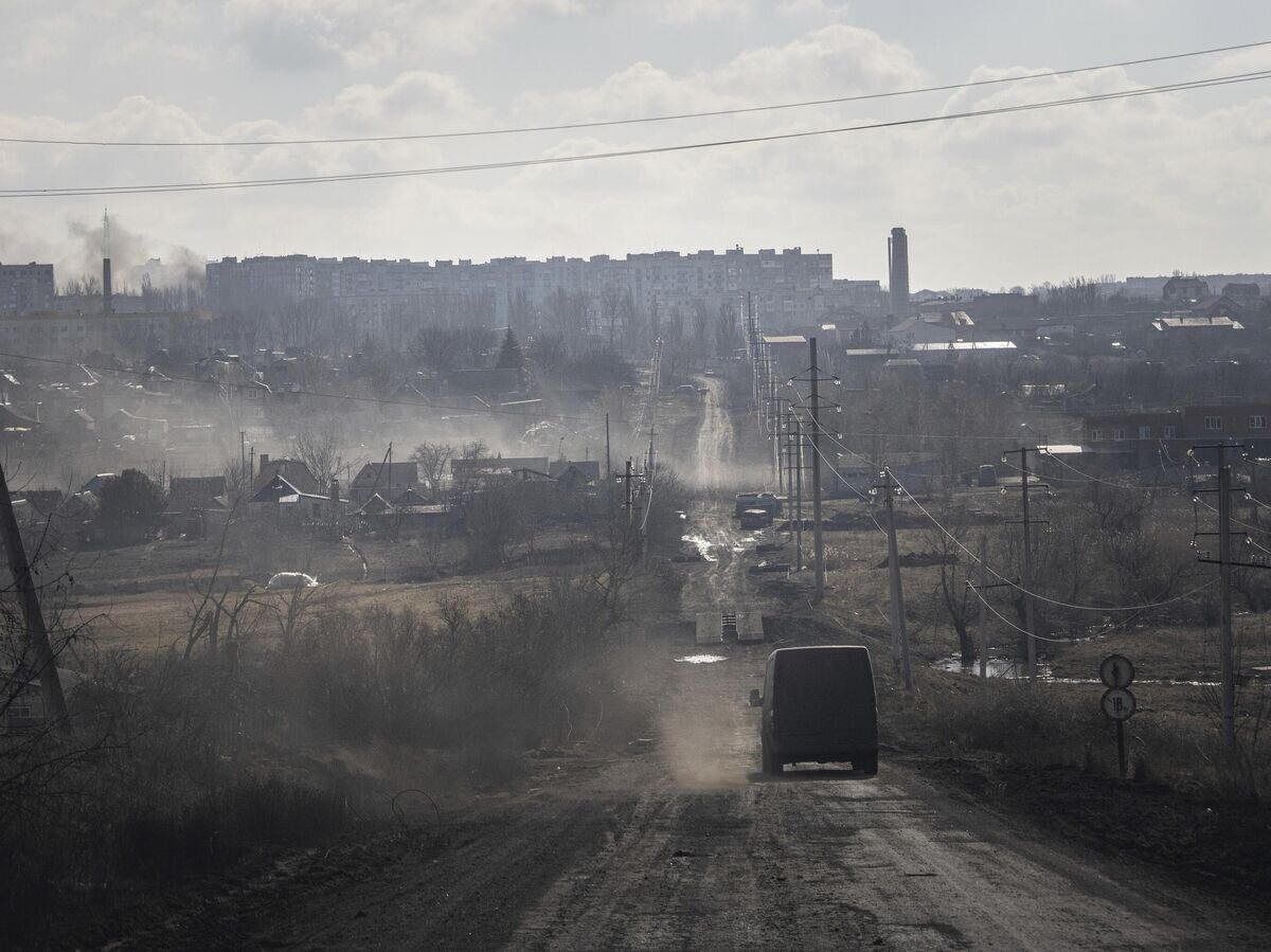    Автомобиль на дороге в окрестностях Артемовска (Бахмута)© AP Photo / Evgeniy Maloletka