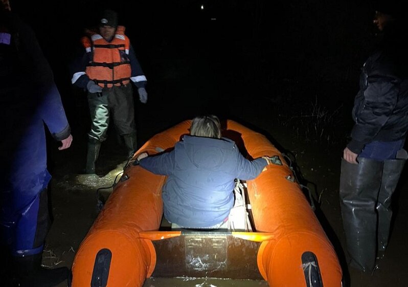    В Оренбуржье из подтопленного дома спасатели эвакуировали женщину со сломанной ногой Марина Шарт