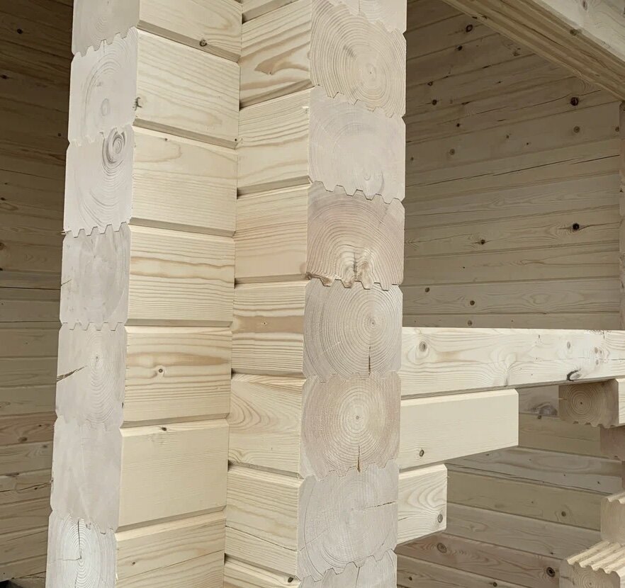 Чаша сруба изготовлена в заводских условиях на станке ЧПУ.