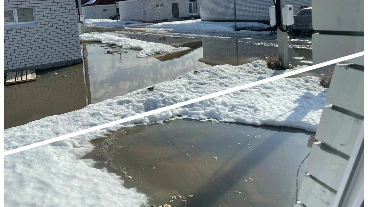     В паблике «Заречный район города Тюмени» появилась жалоба от местных жителей населённого пункта Перевалово. Талые воды подтопили несколько домов в новом квартале, и теперь по этим глубоким лужам невозможно пройти.