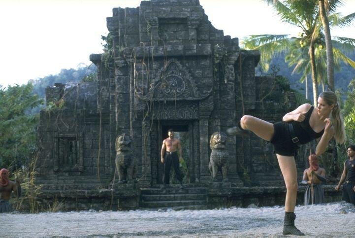 К/ф "Смертельная битва". Соня Блэйд готовится к бою с Кано