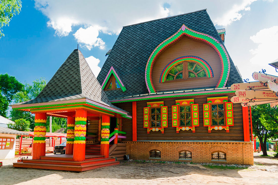 В доме можно посидеть на троне царя Берендея и примерить его наряд