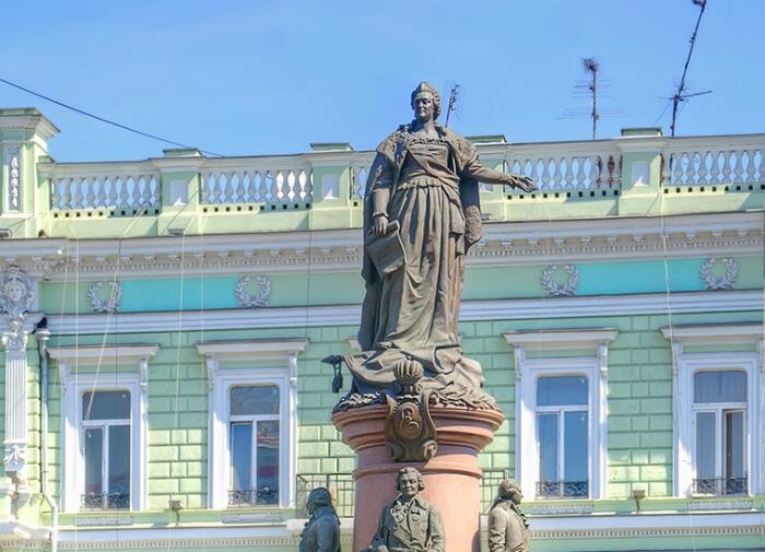 Очевидно, что добиться денацификации и демилитаризации Украины возможно лишь при условии значительного сокращения её экономического и демографического потенциала.