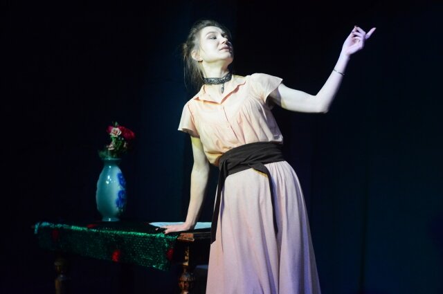    Спектакль «Идеальный муж». Актриса Анастасия Карпик в роли Мейбл. Фото:  АиФ/ Анна Попова