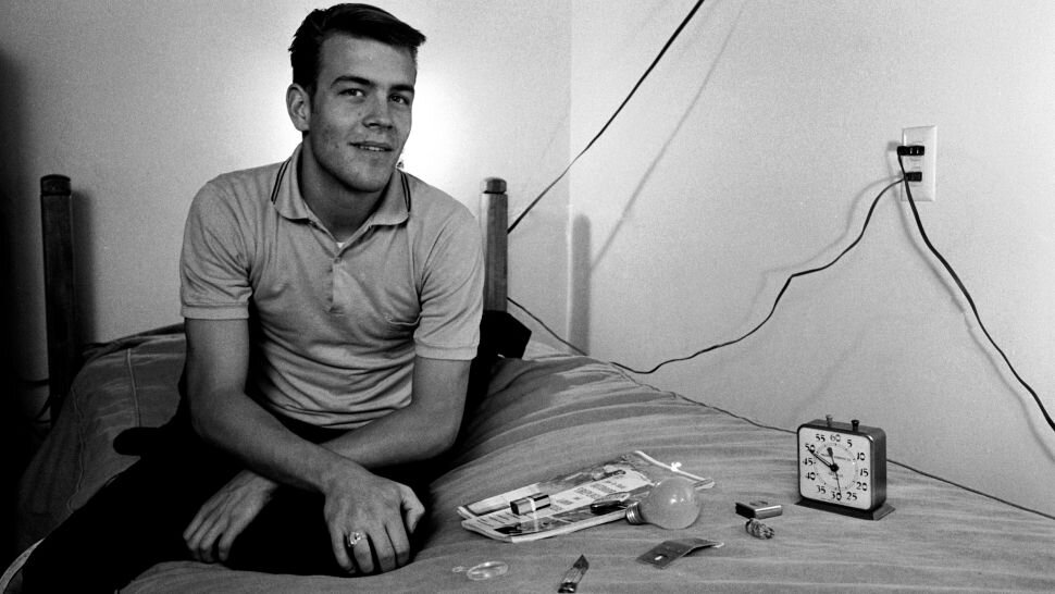 В возрасте 17 лет Рэнди Гарднер установил мировой рекорд, не спав более 264 часов. Здесь он сидит на своей кровати рядом с предметами, которые он позже определил как часть эксперимента по лишению сна.