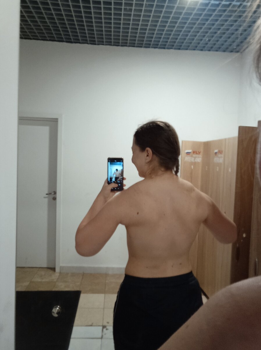 Трапеций тоже особо нет. А попытки изобразить бодибилдера меня смешат) Фото автора