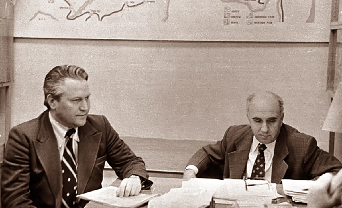 Александр Иванович Максаков (слева) 