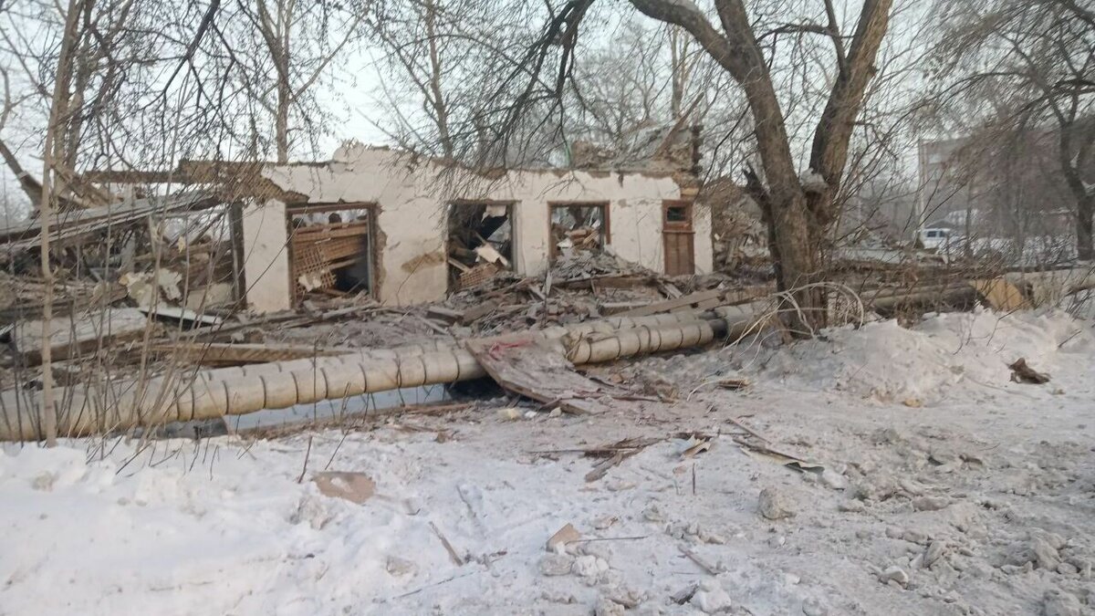     Дома расселили и начали разбирать, однако их разрушение оказалось недостаточным.