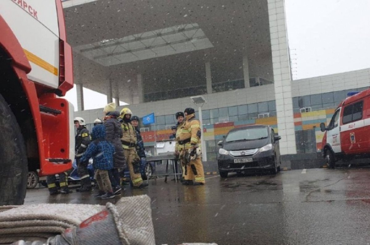    Напомним, сегодня около 10:30 над торговым центром был замечен дым.